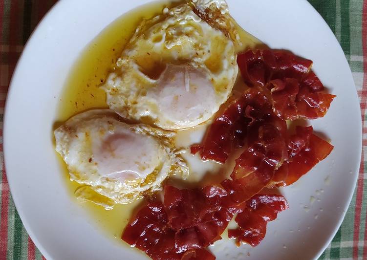 Huevos fritos con jamón ibérico crujiente y miel Receta de Manel Cookpad Huevos fritos con jamón ibérico crujiente y miel Receta de Manel Cookpad