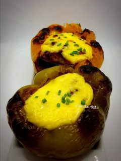 Una foto de Pimientos rellenos con setas picadillo de pollo y salsa ranchera