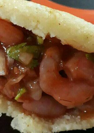 Una foto de Arepa rellena de Camarón al estilo de cayeye FOOD Express