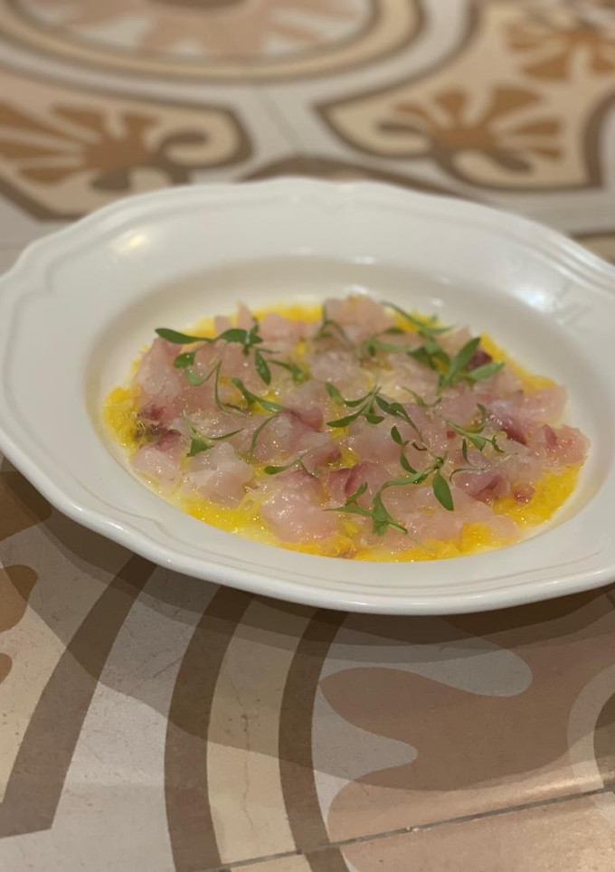 Una foto de Ceviche de dentón con toque de wasabi
