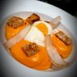 Œuf parfait, espuma chorizo, pickles d'oignons et condiment citron