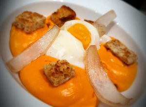 Une photo de Œuf parfait, espuma chorizo, pickles d'oignons et condiment citron