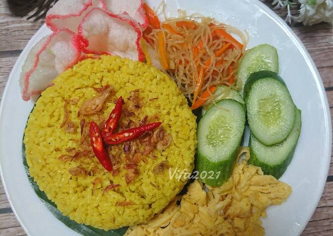 Nasi Kuning di Aron