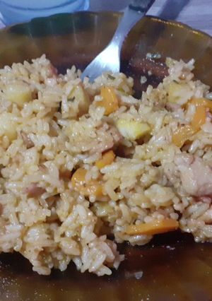 Una foto de Arroz con verduras y pollo