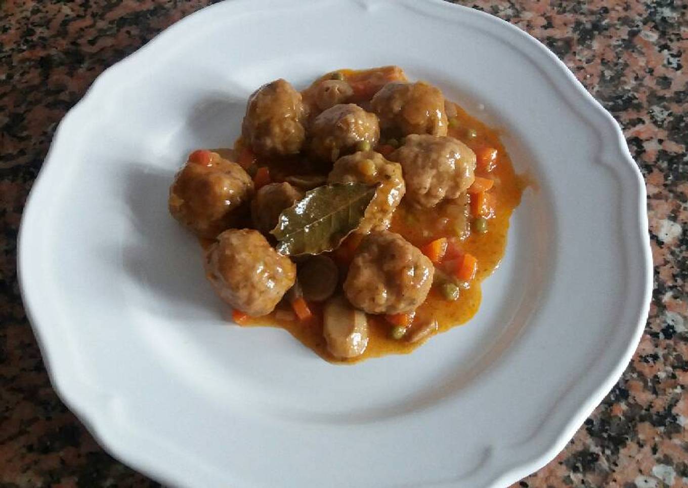 Albóndigas de pavo y pollo a la jardinera