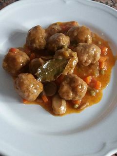 Una foto de Albóndigas de pavo y pollo a la jardinera