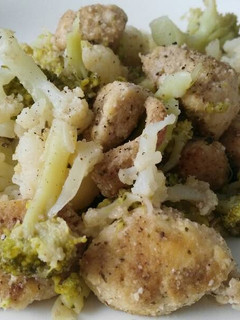 Una foto de Pollo con Sésamo y coliflor