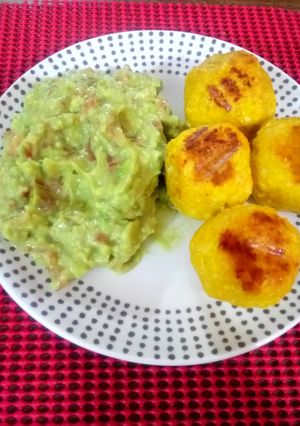 Una foto de Bolitas de maduro con queso y ensalada de aguacate