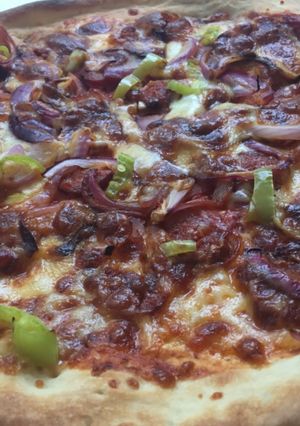 O poză a rețetei Pizza cu cârnați picanți, ceapă și ardei.