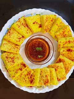 खट्टा ढोकला (Khatta Dhokla Recipe in Hindi) रेसिपी मुख्य फोटो