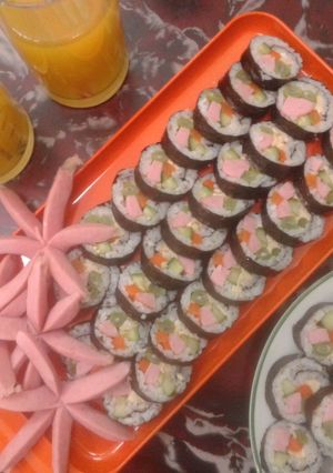 Hình của món Cơm cuộn rong biển.