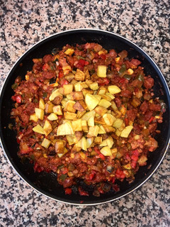 Una foto de Pisto de verduras + chorizo + taquitos de jamón serrano + patatas 🌶 🍆🥔