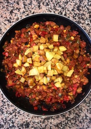 Una foto de Pisto de verduras + chorizo + taquitos de jamón serrano + patatas 🌶 🍆🥔