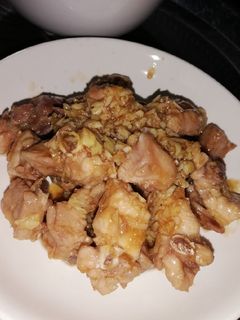 Hình của món Bữa trưa gồm sườn xào và canh rau ngót.