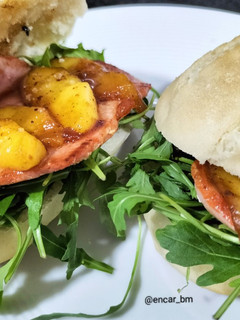 Una foto de Panecillo de lomo, rúcula y manzana caramelizada en miel y canela