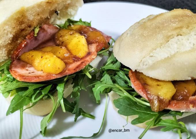 Panecillo de lomo, rúcula y manzana caramelizada en miel y canela