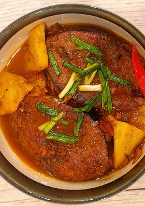 Hình của món Cá ngừ kho dứa, nước dừa.
