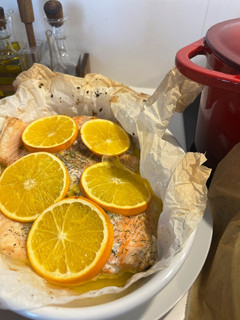 Una foto de Salmón a la naranja con mantequilla y eneldo al horno |Cena rápida o batch cooking