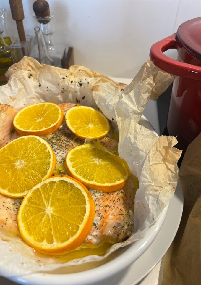 Una foto de Salmón a la naranja con mantequilla y eneldo al horno |Cena rápida o batch cooking