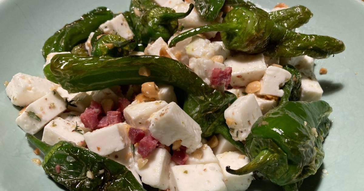 Ensalada de pimientos de Padrón con taquitos de jamón ibérico y queso