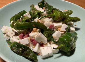 Foto principal de Ensalada de pimientos de Padrón con taquitos de jamón ibérico y queso fresco de cabra