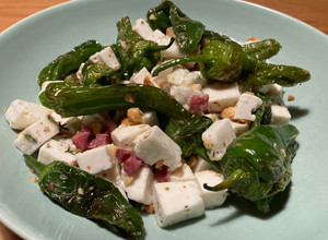 Foto principal de Ensalada de pimientos de Padrón con taquitos de jamón ibérico y queso fresco de cabra