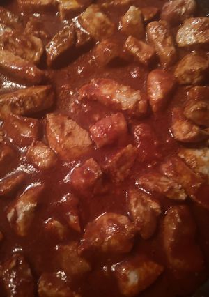 Une photo de Morceaux de porc au vin et à la tomate