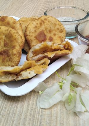 A picture of Daal mash kachori.