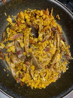 Una foto de Arroz con setas y tacos de jamón