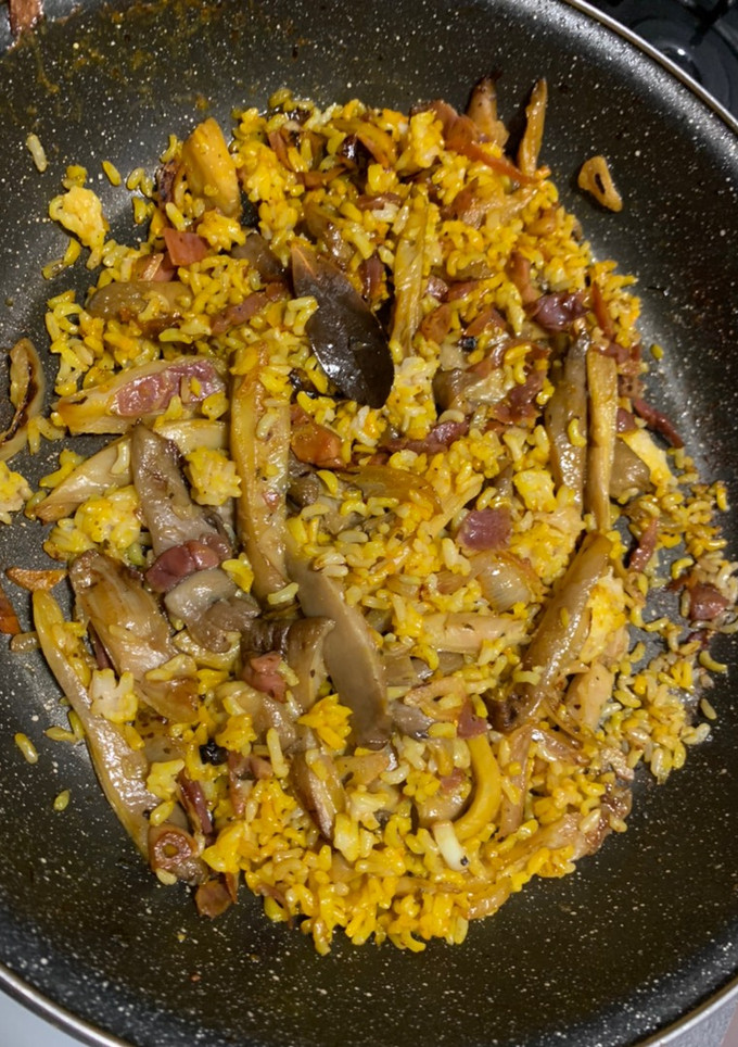Una foto de Arroz con setas y tacos de jamón
