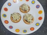 બિસ્કિટ પીઝા (Biscuit Pizza Recipe In Gujarati)