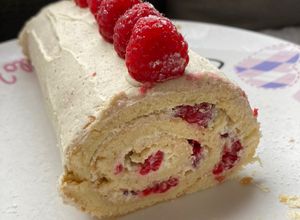 Une photo de Roulé ganache vanille, chocolat blanc et framboises