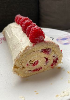 Une photo de Roulé ganache vanille, chocolat blanc et framboises