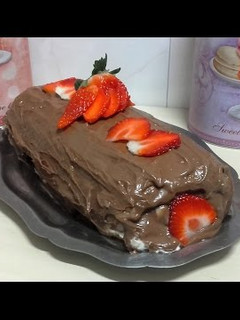 Una foto de Brazo de gitano de chocolate y fresas