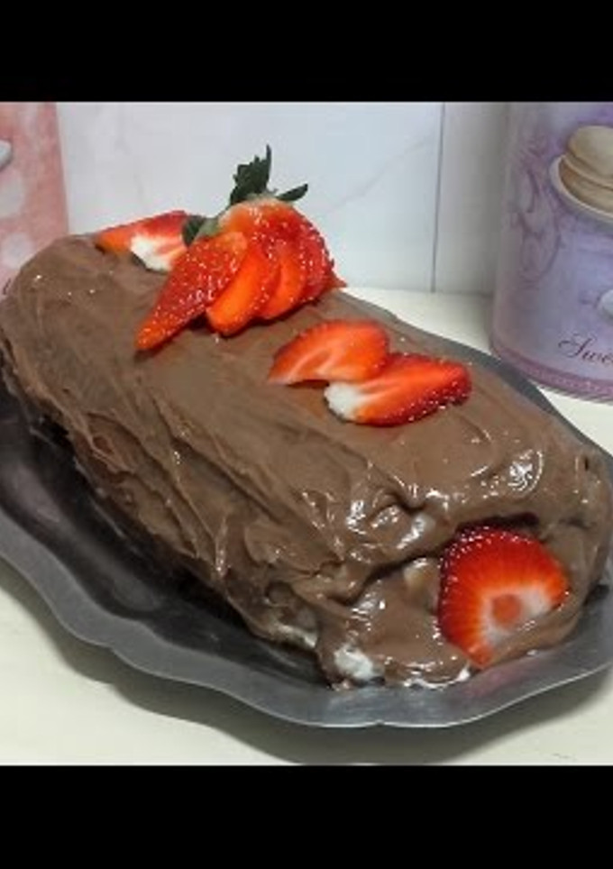 Una foto de Brazo de gitano de chocolate y fresas