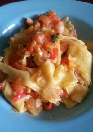 Foto de Pappardelli com molho de tomate e manjericão