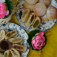 A picture of Makrout with three stuffing (cookies).