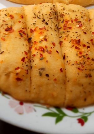 સ્ટફ ગાર્લીક બ્રેડ(Stuffed garlic bread recipe in Gujarati) રેસીપી મુખ્ય ફોટો