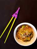 Spaghetti di konjac con verza e spezie