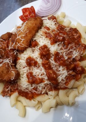 Bolognai csirkecombfilé, szarvacska tésztával recept fotója