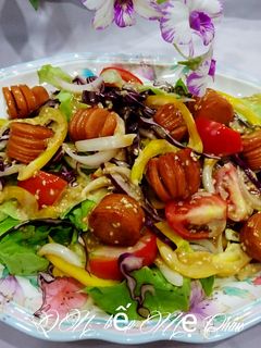 Hình của món Salad xúc xích sốt mè rang.