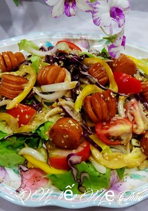 Hình của món Salad xúc xích sốt mè rang.