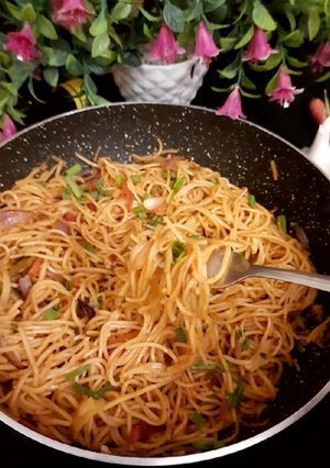 गार्लिक चिल्ली नूडल्स (garlic chilli noodles recipe in Hindi) रेसिपी मुख्य फोटो