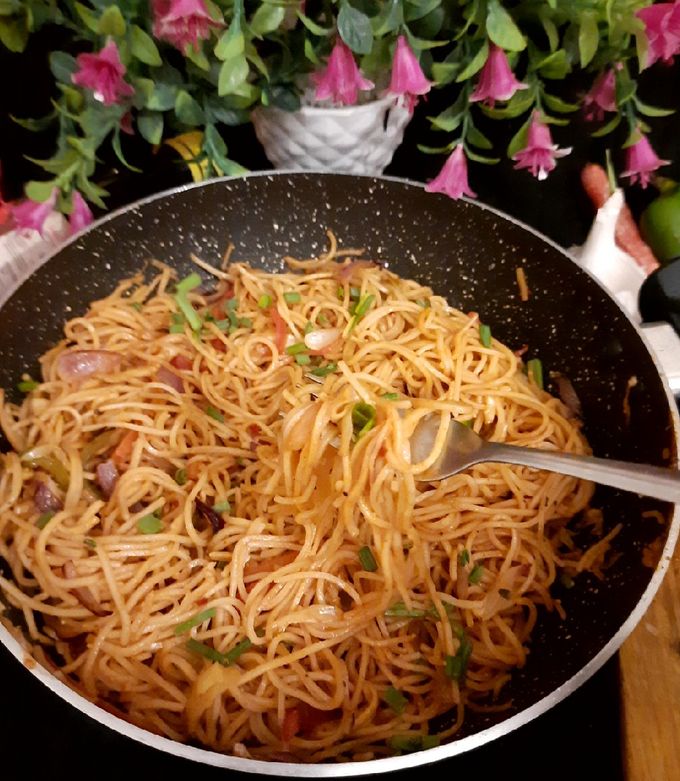 गार्लिक चिल्ली नूडल्स (garlic chilli noodles recipe in Hindi) रेसिपी मुख्य फोटो