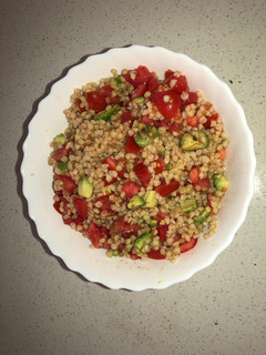 Una foto de Ensalada de tomates con palta y mote