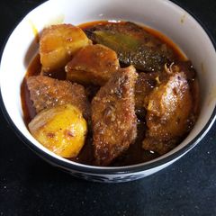 A picture of Chana dal-cabbage cake in gravy.