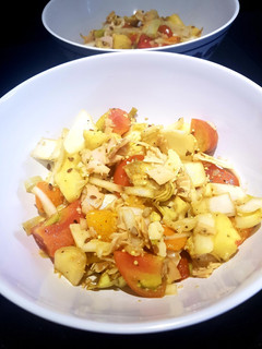 Una foto de Ensalada con pavo y melocotón en aliño con tahini