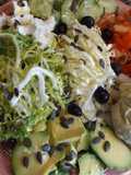 Ensalada de escarola, espárragos y queso fresco con salsa de aguacate