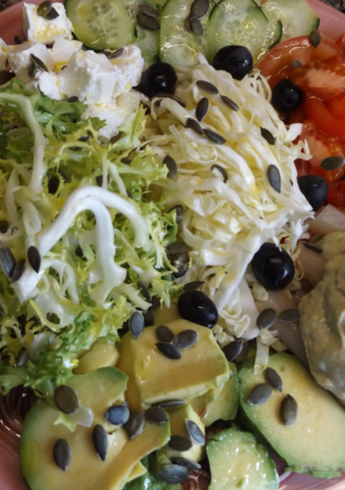 Una foto de Ensalada de escarola, espárragos y queso fresco con salsa de aguacate