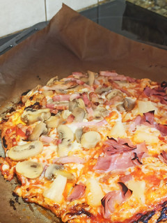 Una foto de Pizza con base de pollo y huevo